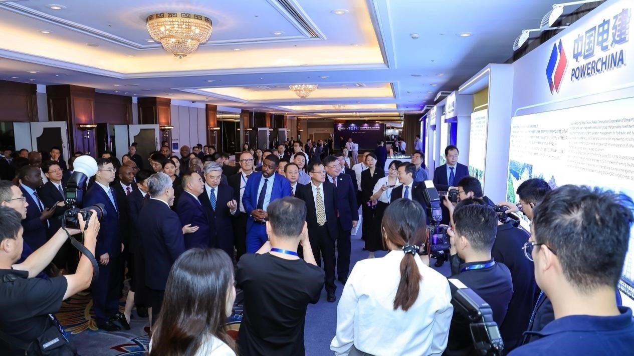 與會嘉賓參觀主題展覽。主辦方供圖