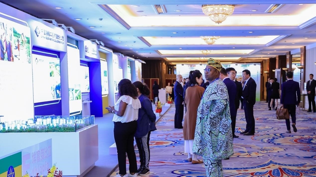 與會嘉賓參觀主題展覽。主辦方供圖