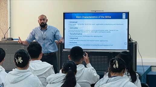 聯(lián)合國內(nèi)羅畢辦事處的工作人員為支隊成員講解可持續(xù)發(fā)展目標。林源攝