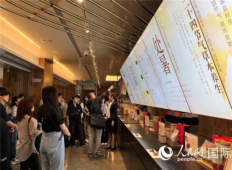 2. 日中友好協(xié)會青年代表團一行學(xué)習(xí)24節(jié)氣養(yǎng)生知識。（人民網(wǎng)記者陳思 攝）