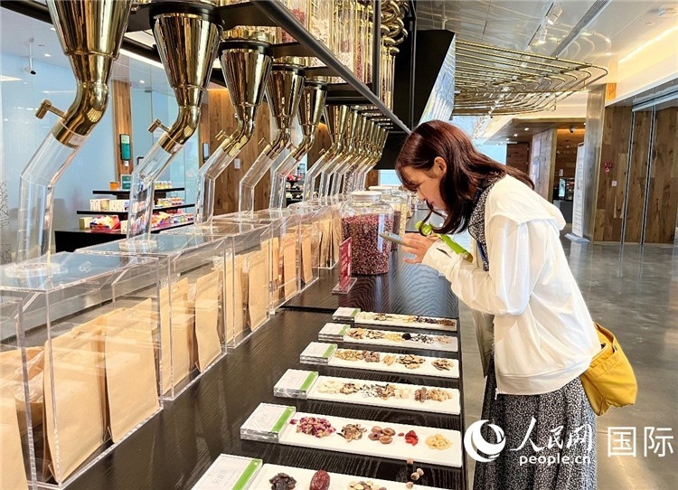 4. 代表團團員對新中式茶飲的食材充滿興趣。（人民網(wǎng)記者陳思 攝）