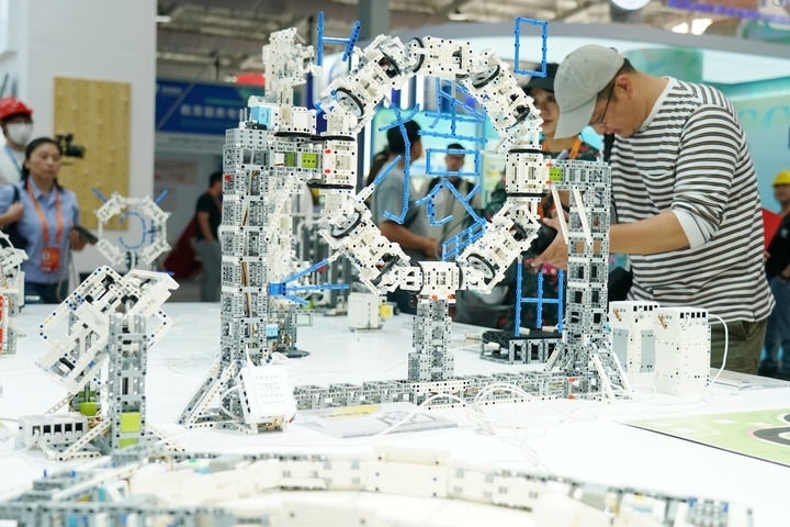 2024年9月11日，記者在服貿(mào)會(huì)首鋼園區(qū)教育服務(wù)館采訪。新華社記者 張晨霖 攝