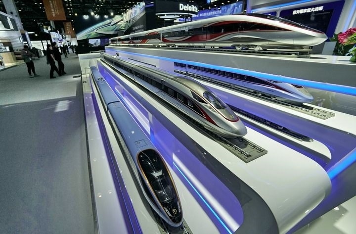 2024年9月11日拍攝的國(guó)家會(huì)議中心會(huì)場(chǎng)內(nèi)的展臺(tái)。新華社記者 李欣 攝