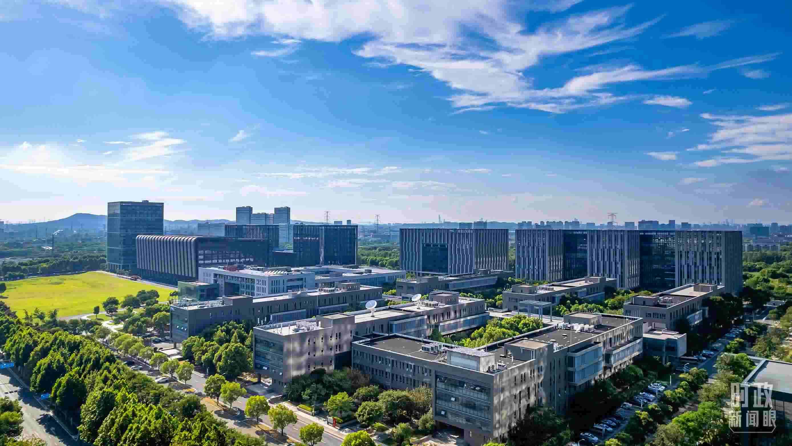  △2023年7月，習近平調研南京紫金山實驗室，強調要為實現(xiàn)高水平科技自立自強立下功勛。（圖/視覺中國）