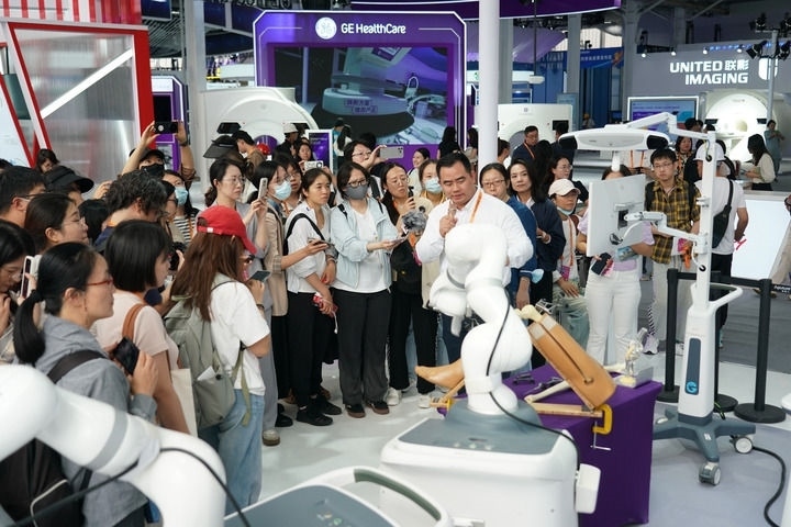 2024年9月11日，記者在服貿(mào)會(huì)首鋼園區(qū)健康衛(wèi)生服務(wù)館采訪。新華社記者 張晨霖 攝