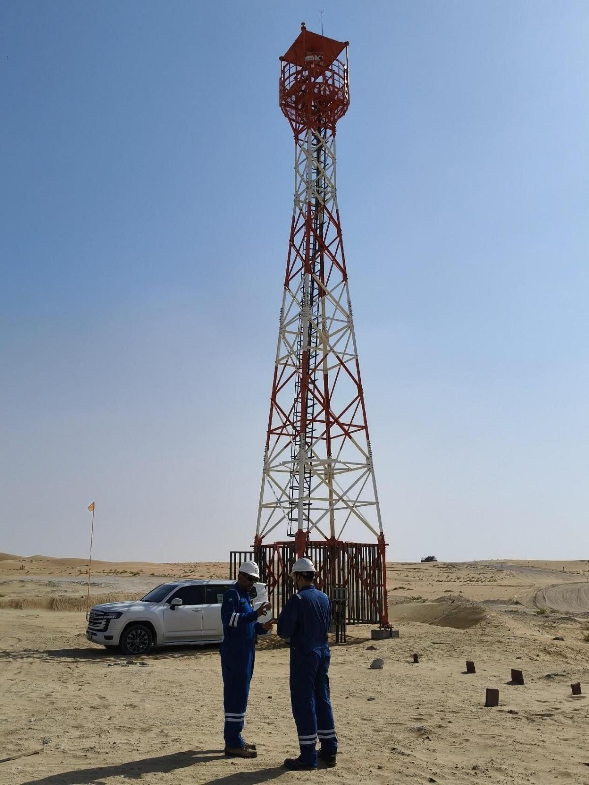 工作人員在調(diào)試紅外線氣體監(jiān)測及智能預(yù)警系統(tǒng)。振華石油供圖