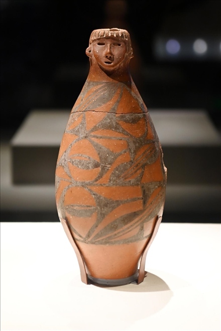 大地灣出土的人頭形器口彩陶瓶。新華社記者 范培珅 攝