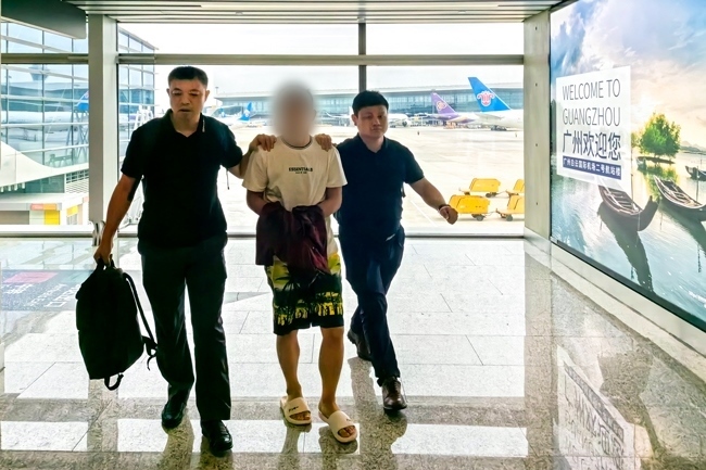 一名潛逃柬埔寨的犯罪嫌疑人被押解回國。公安部供圖