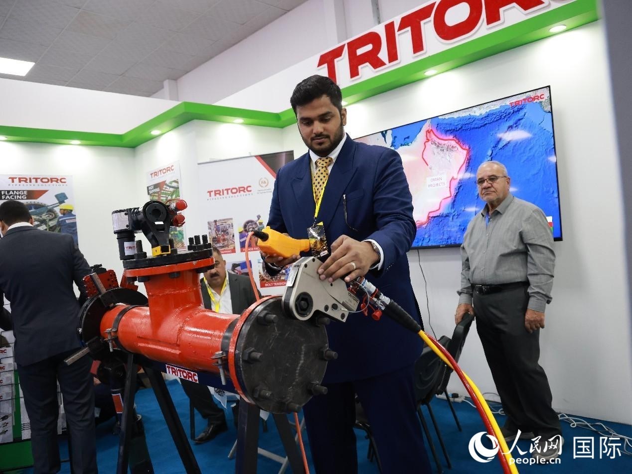 圖為一家油企工作人員在演示儀器操作。人民網(wǎng)記者管克江攝