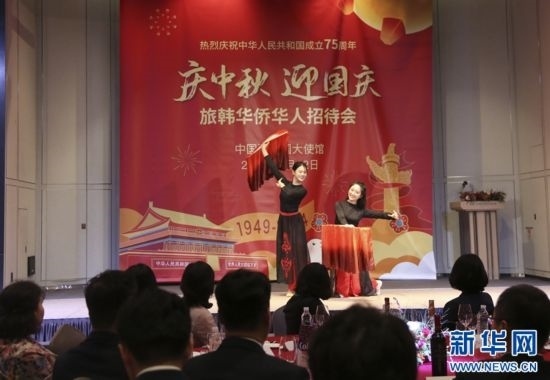 9月12日，藝術(shù)團(tuán)演員在招待會上表演舞蹈《萬疆》。記者姚琪琳 攝