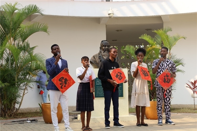 孔院學(xué)生演唱歌曲《故鄉(xiāng)的云》。內(nèi)圖大學(xué)孔子學(xué)院供圖