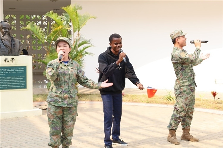 孔院學(xué)生與中國海軍官兵合唱《天地龍鱗》。內(nèi)圖大學(xué)孔子學(xué)院供圖