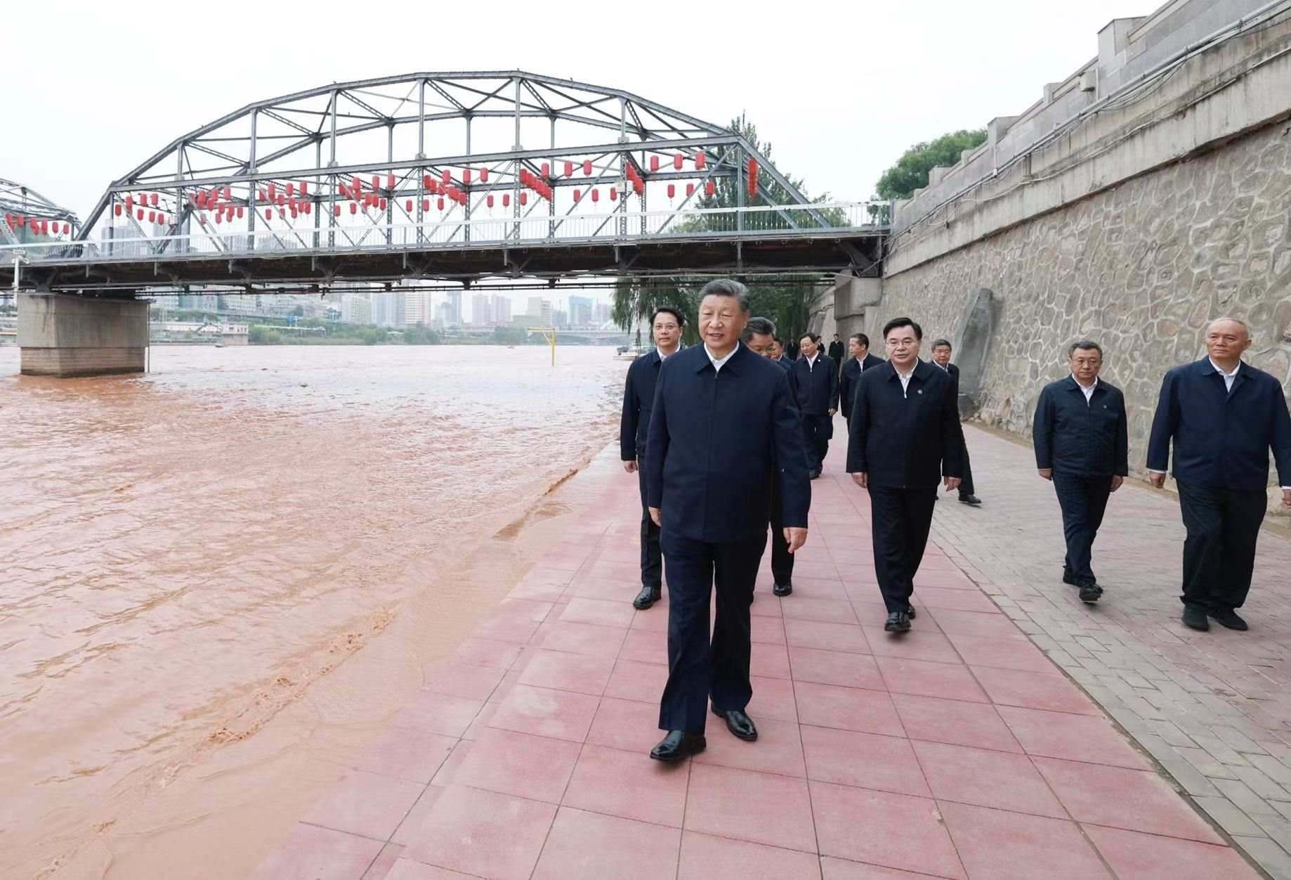 △9月11日下午，甘肅蘭州市黃河蘭州中山橋段，習(xí)近平總書記了解當(dāng)?shù)赝苿狱S河流域生態(tài)保護等情況。