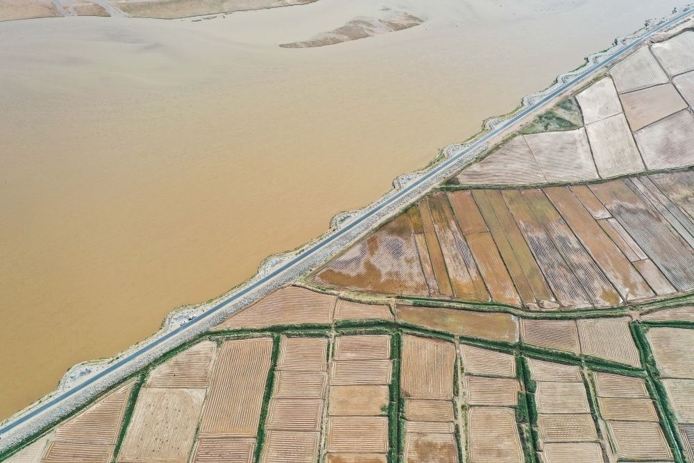 2024年5月26日在內(nèi)蒙古巴彥淖爾市臨河區(qū)拍攝的黃河（無人機照片）。巴彥淖爾市位于黃河“幾字彎”北端，擁有富饒的河套灌區(qū)，引黃灌溉面積達1000多萬畝。近年來，在引黃灌溉工程支撐下，河套灌區(qū)年均糧食總產(chǎn)量達60億斤以上。