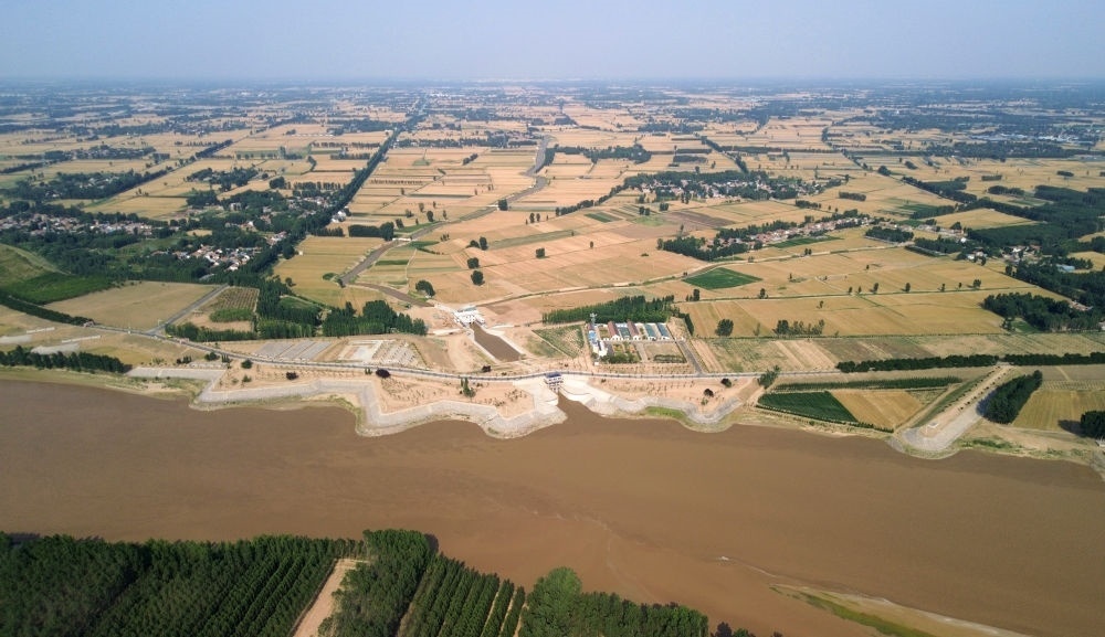 2024年6月19日，位于黃河高青段的馬扎子引黃閘開閘引水（無人機照片）。5月1日至6月18日，山東省累計啟用引黃閘63座，引黃河水量10.06億立方米，保障農(nóng)業(yè)灌溉需求。