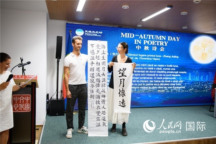 現(xiàn)場(chǎng)的羅馬尼亞書法愛好者書寫并展示作品。傅永山攝