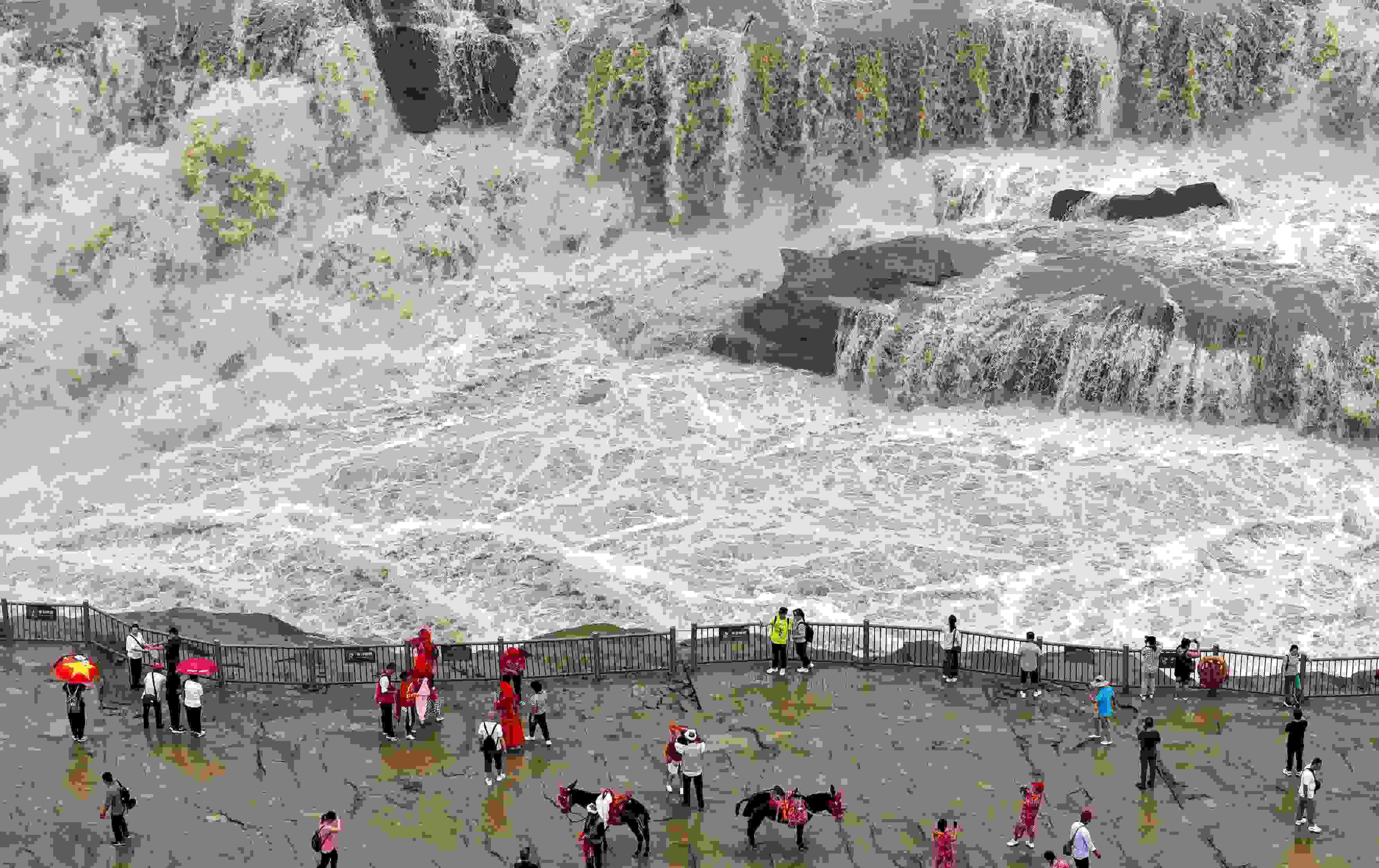 △9月9日，游客在黃河壺口瀑布景區(qū)游覽。