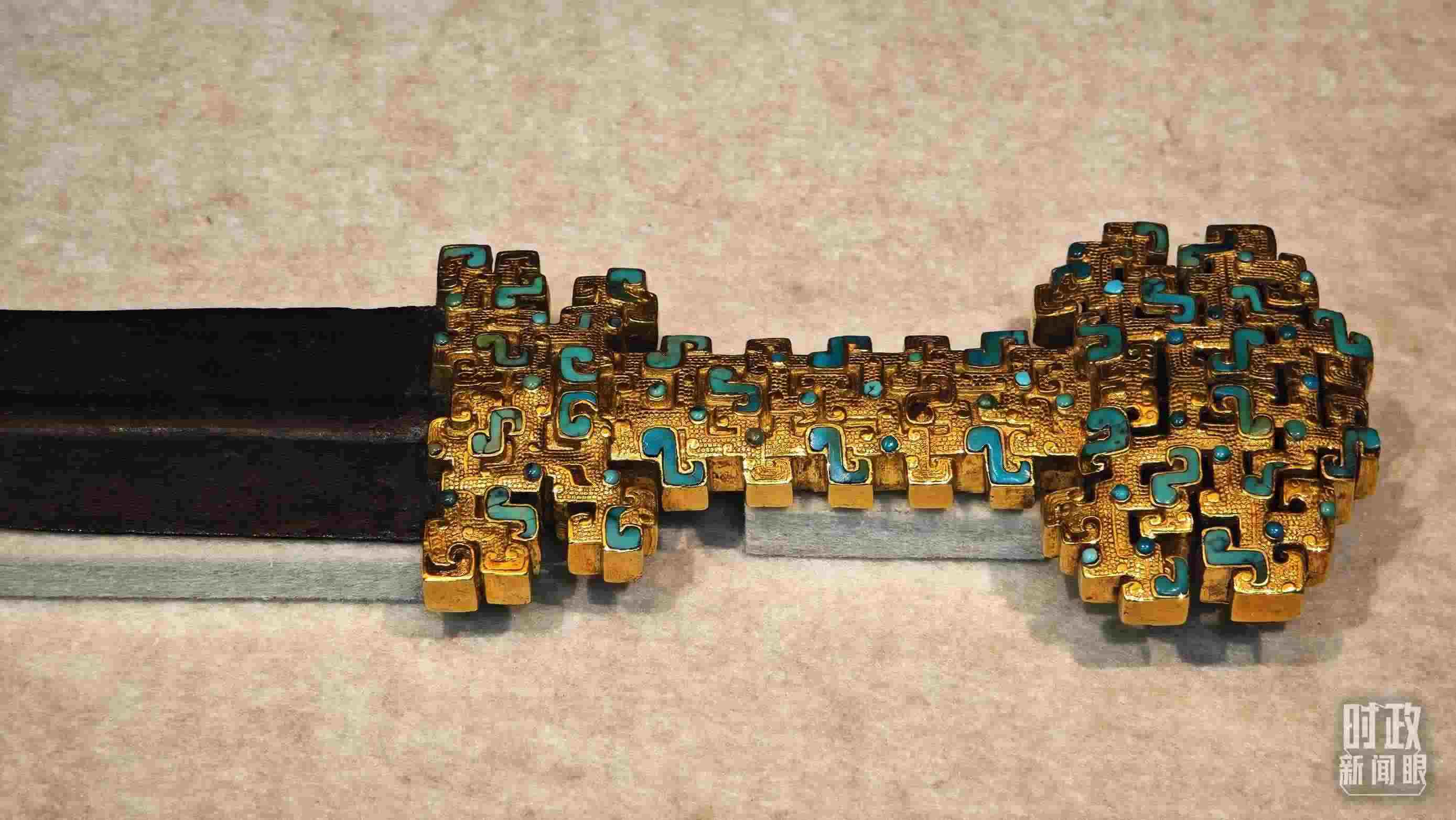 △這是1992年寶雞市益門二號墓出土的金柄鐵劍，劍柄嵌有綠松石。（總臺央視記者彭漢明拍攝）