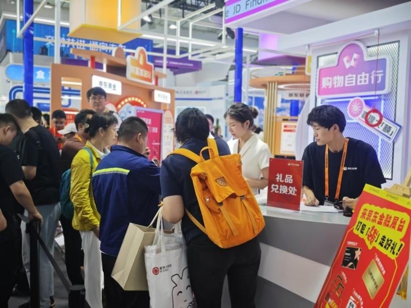 觀眾在金融服務(wù)展區(qū)體驗(yàn)展臺的互動活動。人民網(wǎng)記者 黃盛攝