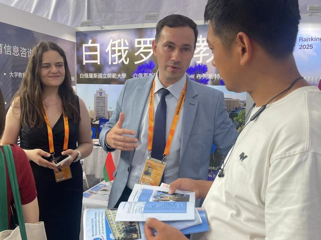 觀眾在展臺(tái)咨詢(xún)。人民網(wǎng)記者 何旭攝