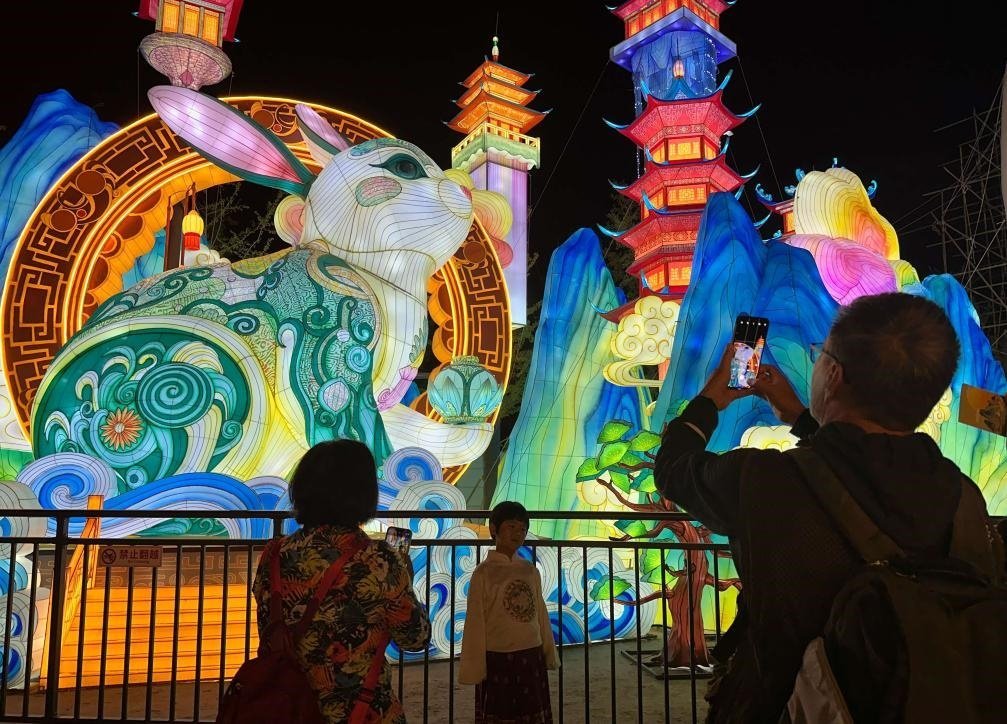 市民游客在2024年北京中秋國(guó)慶彩燈游園會(huì)欣賞彩燈。新華社記者楊淑君 攝