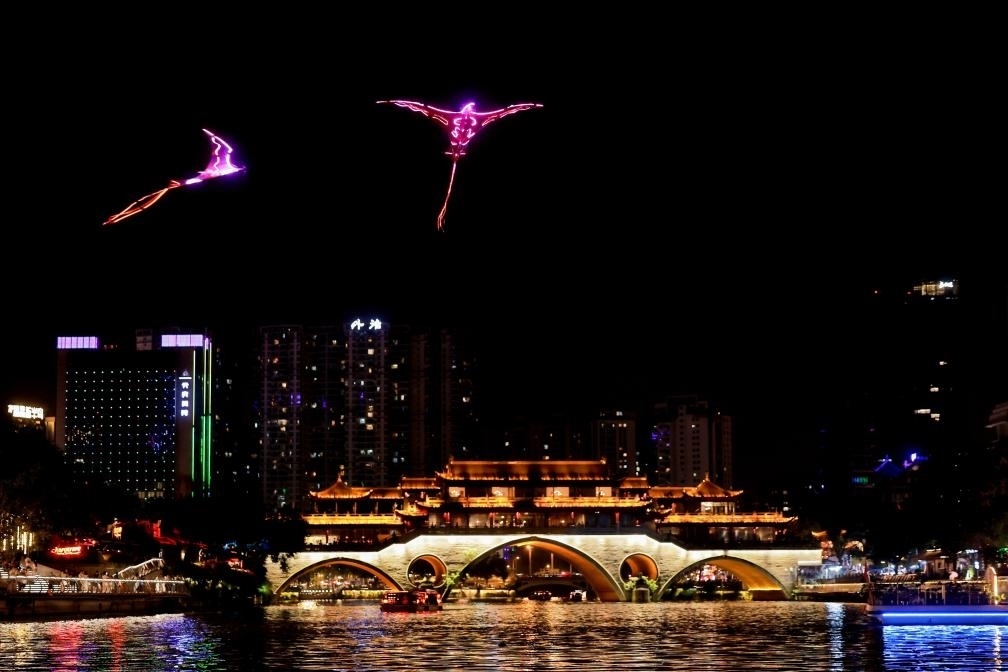 成都“夜游錦江”低空飛行裝置與游船伴飛。（唐斌治 攝）