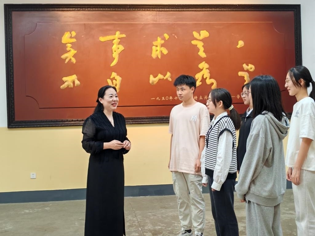 湖南第一師范學(xué)院思政課教師正在為學(xué)生講述紅色校史。（受訪者供圖）