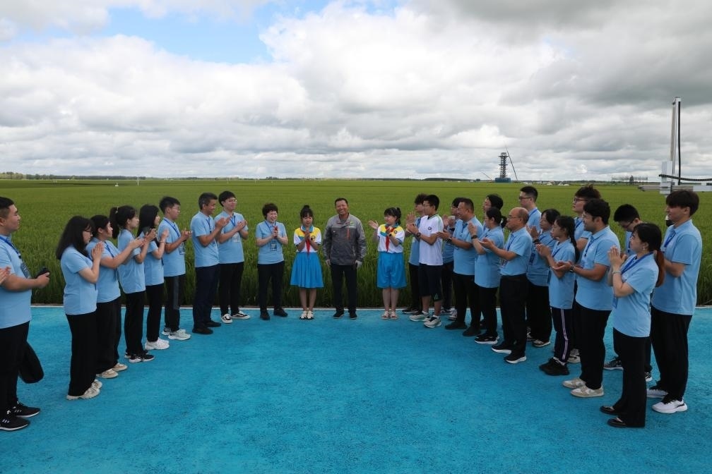 哈爾濱工業(yè)大學(xué)邀請農(nóng)業(yè)專家周德華為學(xué)生講授水稻種植的故事。新華社發(fā)
