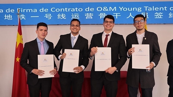 當(dāng)?shù)貢r(shí)間9月13日，40名哥倫比亞青年與中企承建運(yùn)營(yíng)的波哥大地鐵一號(hào)線(xiàn)項(xiàng)目簽約，不久將前往中國(guó)進(jìn)行為期15個(gè)月的專(zhuān)業(yè)地鐵知識(shí)培訓(xùn)。圖為部分學(xué)員在簽約儀式上展示所簽的協(xié)議。 波哥大地鐵一號(hào)線(xiàn)項(xiàng)目供圖