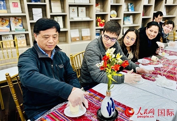 前來參加活動的利馬居民共同制作冰皮月餅。人民網(wǎng)記者 宋亦然攝