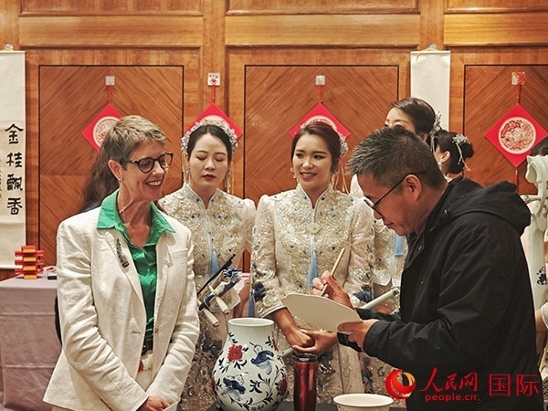 現(xiàn)場(chǎng)的非遺傳承人為英國(guó)觀眾展示畫(huà)技。人民網(wǎng)記者 邢雪攝