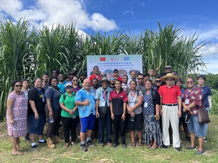 2024年2月28日，來自巴布亞新幾內(nèi)亞、湯加、庫克群島、薩摩亞、瑙魯?shù)葒?guó)家的“太平洋島國(guó)菌草技術(shù)培訓(xùn)班”學(xué)員在斐濟(jì)布拉阿格魯菌草技術(shù)示范基地合影。新華社發(fā)（中國(guó)援斐濟(jì)菌草技術(shù)示范中心供圖）