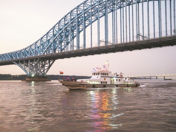 8月12日，長(zhǎng)江航運(yùn)公安局南京分局組織民警輔警駕乘警用巡邏船在轄區(qū)水域開(kāi)展巡邏檢查。江寧攝