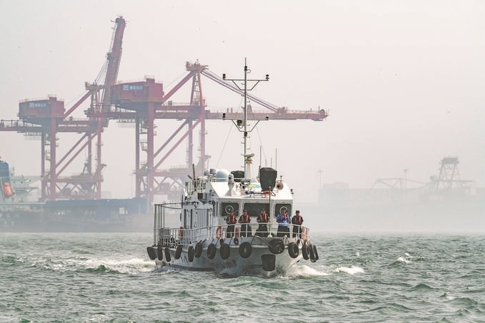 ?7月5日，秦皇島出入境邊防檢查站聯(lián)合秦皇島市公安局水陸巡特警支隊(duì)開(kāi)展海上聯(lián)合巡航。陳凈萱攝