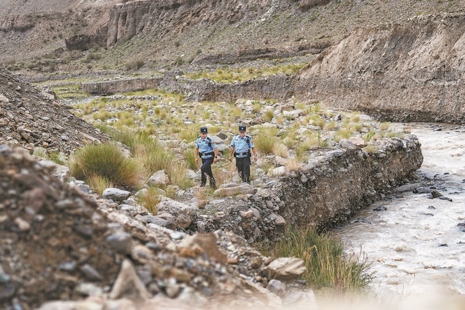 7月19日，新疆邊檢總站克州邊境管理支隊(duì)康蘇邊境檢查站民警輔警來(lái)到轄區(qū)烏恰縣康蘇水庫(kù)開(kāi)展巡邏。明懿攝
