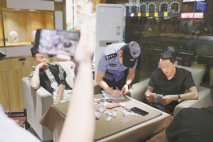 9月7日，云南省昆明市公安機(jī)關(guān)對(duì)棋牌室開(kāi)展檢查。
