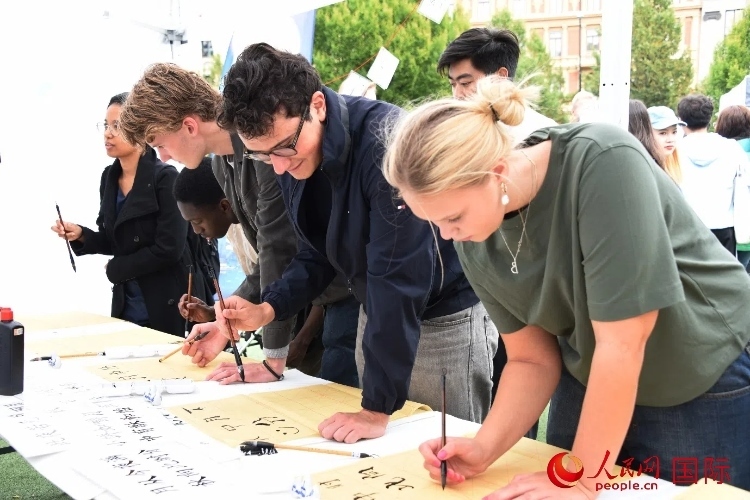 體驗(yàn)中國(guó)書法。人民網(wǎng)記者 殷淼攝