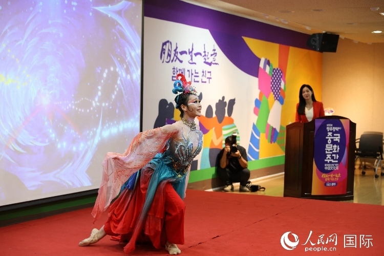 中國演員在中國文化周開幕式上表演舞蹈。人民網(wǎng)記者 莽九晨攝