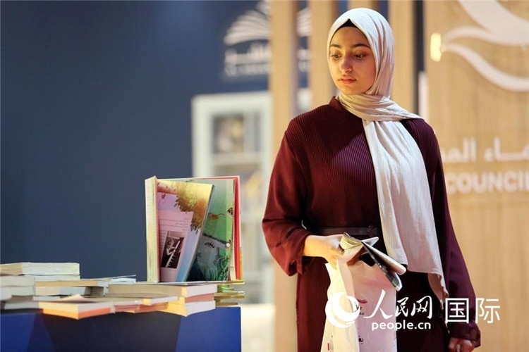 一名女性走過(guò)展臺(tái)。人民網(wǎng) 奧馬爾·哈利勒攝