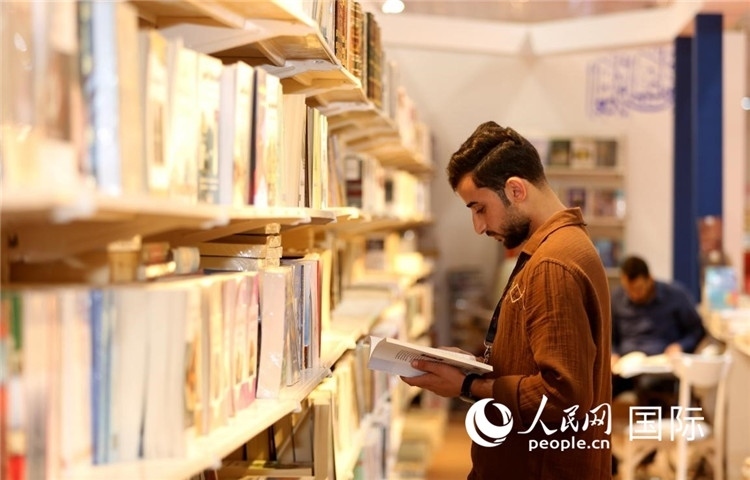 一位民眾在讀書。人民網(wǎng)中東中心分社奧馬爾·哈利勒攝