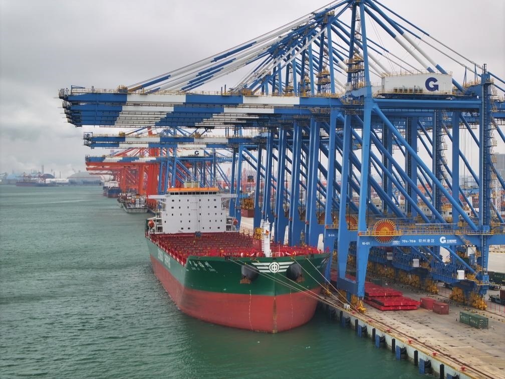 2月23日拍攝的廣西北部灣港欽州港區(qū)的碼頭堆場(chǎng)（無人機(jī)照片）。新華社記者 周華 攝