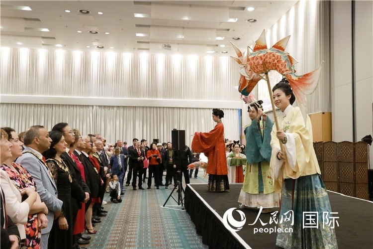 2、留學(xué)生表演了漢服展示《絲路霓裳》。邢雪攝