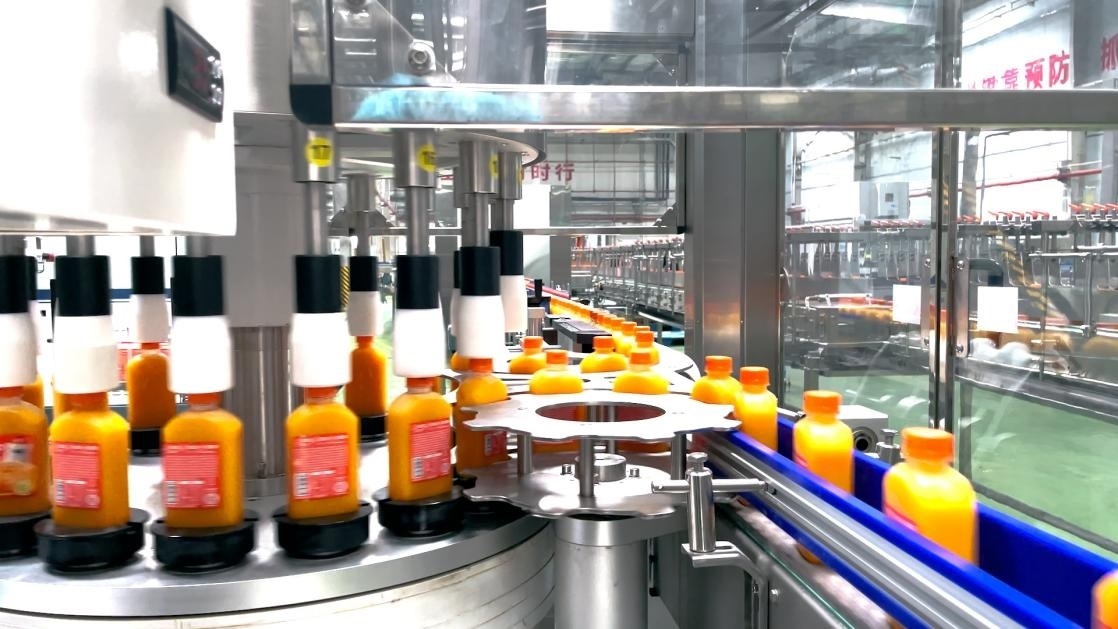 一輕食品（丹江口）產(chǎn)業(yè)園內(nèi)的桔汁飲料生產(chǎn)線。 受訪者供圖