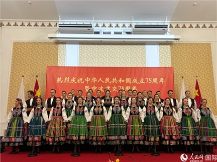 波蘭馬佐夫舍歌舞團(tuán)現(xiàn)場演出。人民網(wǎng)記者 禹麗敏攝