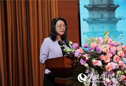 福建省人民政府外事辦公室副主任黃劭蓉在“走進(jìn)中華文明——海絲印記 世遺泉州”主題人文交流活動中致辭。人民網(wǎng) 王婧攝