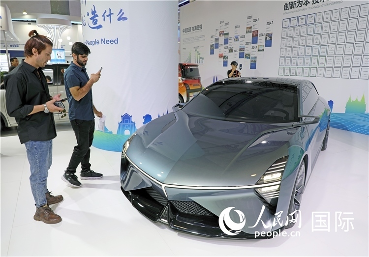 東博會(huì)上，上汽通用五菱展出的一款名為“東盟之光”的新能源概念車(chē)吸引參觀者駐足。人民網(wǎng)記者趙益普攝