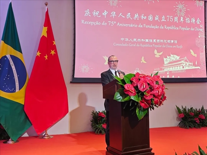 巴西外交部駐東北部地區(qū)辦公室主任德寶拉大使在招待會(huì)上致辭。 中國(guó)駐累西腓總領(lǐng)館供圖