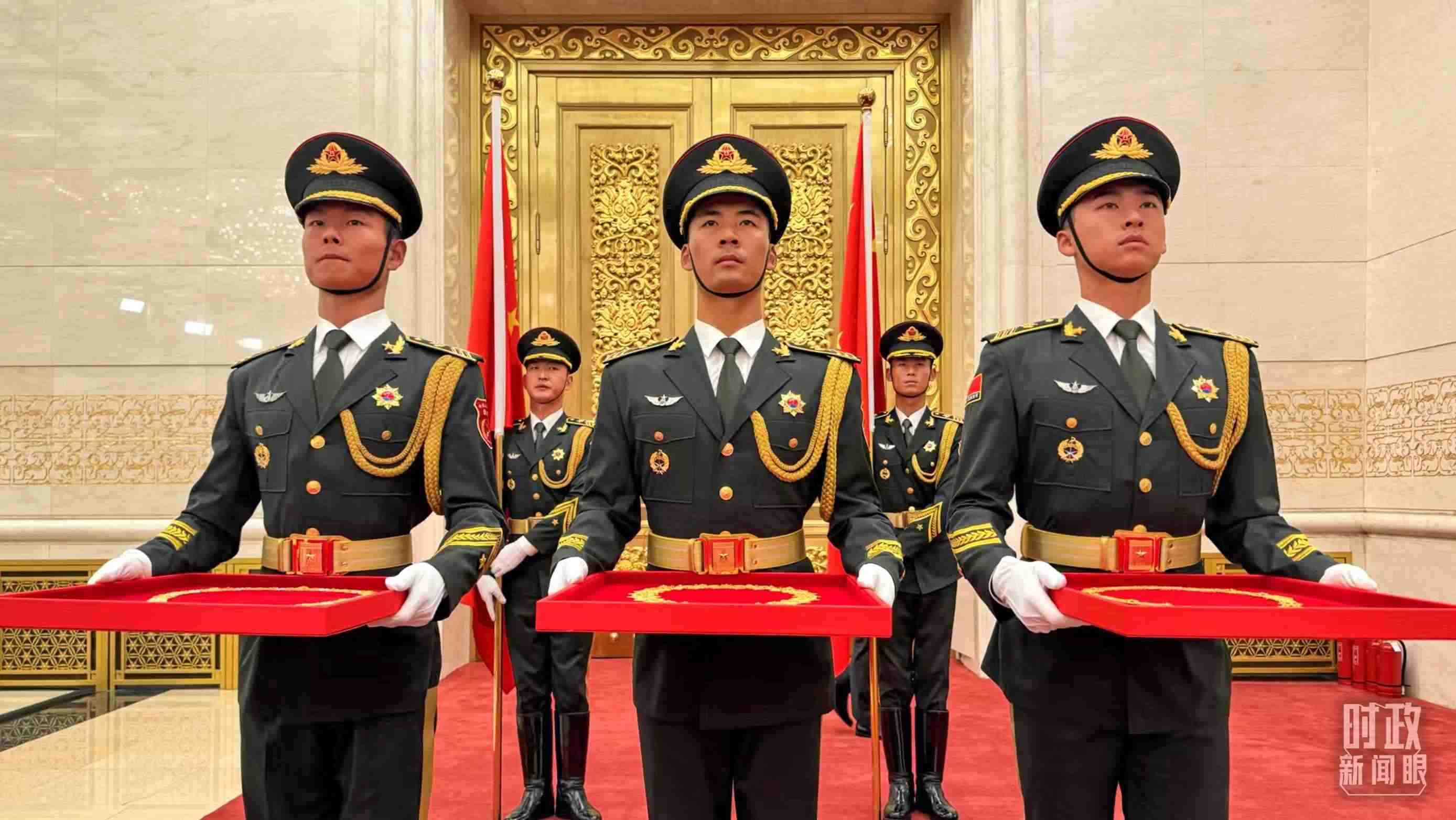 禮兵手捧共和國(guó)勛章、友誼勛章和國(guó)家榮譽(yù)稱號(hào)獎(jiǎng)?wù)?。（總臺(tái)央視記者李增仁拍攝）