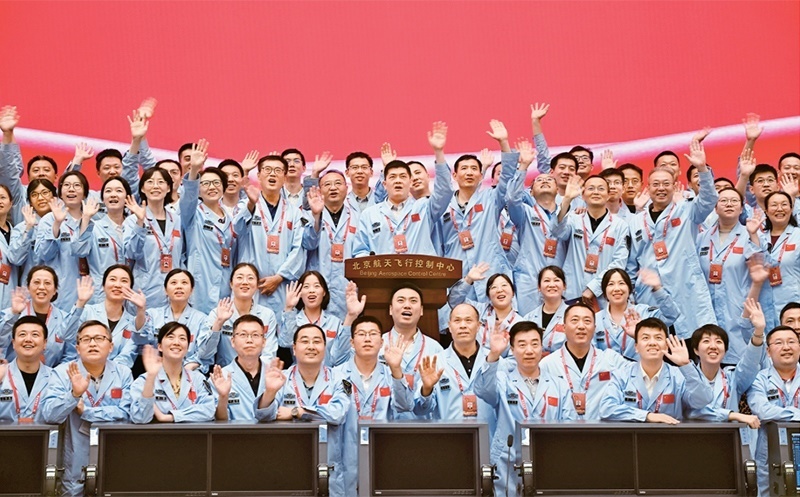 嫦娥六號完成了人類歷史上首次月球背面采樣，突破了多項關鍵技術，是我國建設航天強國、科技強國取得的又一標志性成果，是我國探月工程的重要里程碑。圖為2024年6月25日，嫦娥六號任務圓滿成功后，工作人員在北京航天飛行控制中心合影。 新華社記者 金良快/攝