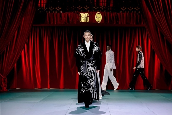 9月28日，模特在法國巴黎舉行的“2024巴黎·恭王府服飾秀”上展示服裝（主辦方供圖）